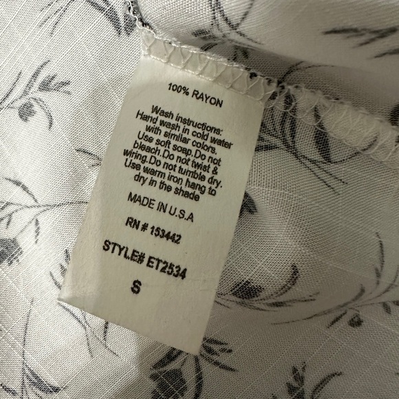 🛍️Windsor Cute short sleeve crop shirt with tied bottom side Small - Picture 3 of 9